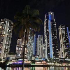 Riverfront Villa 7 Surfers Paradise with Pool