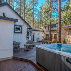 Hobbit House in Big Bear ~ Cozy & historic cabin with Wi-Fi & hot tub