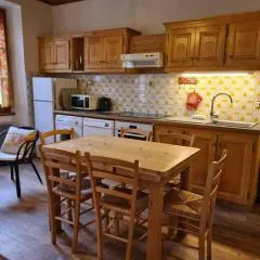 Charmante Maison de Village 2 Chambres, Proche Télécabine et Centre, Tout Confort - FR-1-642-13