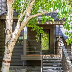 Alpine Escape, Sleeps 8, 3BR Townhouse, Pools & Hot Tubs, 8 Min Walk to Lifts, Fireplace