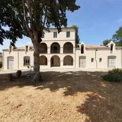 Belle chambre spacieuse dans un domaine