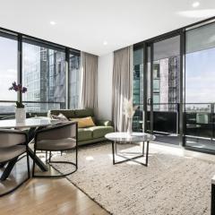 Sleek Southbank 2-Bed Apartment with Balcony Views