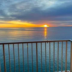 Vista al mar con piscina