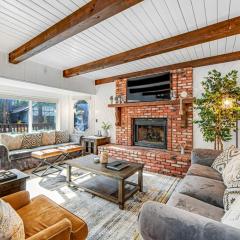 Balboa at Big Bear ~Modern Mountain Home with Fast Wi-Fi, Private Hot Tub, Fireplace, Loft - Dogs OK