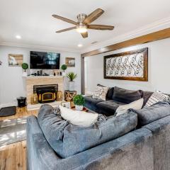 Brewer Escape ~ Modern, newly renovated escape with mountain views - five minutes to town