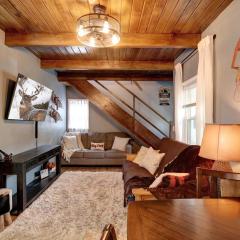 The Summit at Sherwood ~ Dog-friendly cabin with fenced yard, patio, grill, & furnished deck