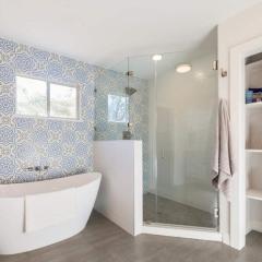 Luxury Bungalow Near Main W Hot-tub And Firepit