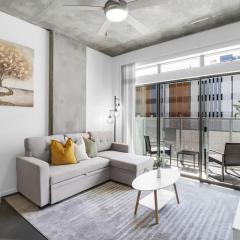 Centric 2BR In HEART of DTPHX Free Garage Parking