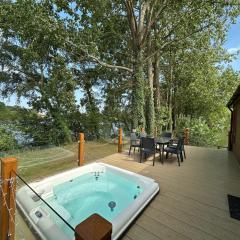 Rudd lake Luxury lakeside lodge with fishing & hot tub@Tattershall
