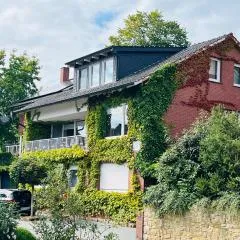 "An der alten Mühle 1" Fewo 120 qm, zwei große Schlafzimmer, Südbalkon, Gartenterrasse & Wallbox