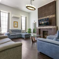 Elegant 4BR Condo in Downtown