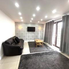 Luxury 4 Bedroom House with Free Parking