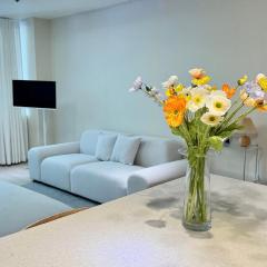 1min to Hongdae Eat and Shop