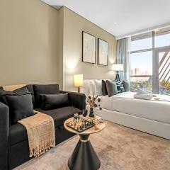 Luxury Palm Studio - Skyline Views - Rooftop Pool & Beach Access