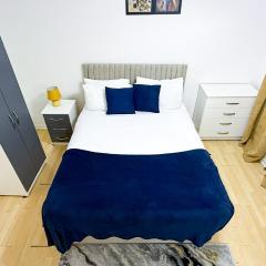FREE PARKING l sleeps 4 l WI-FI l City Flat