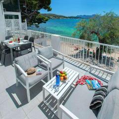 Pine Walk Apartment by Vintage Travel