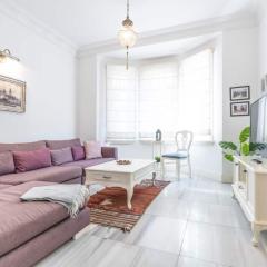 Designer 1-Bdr Apartment in Trendy Neighborhood