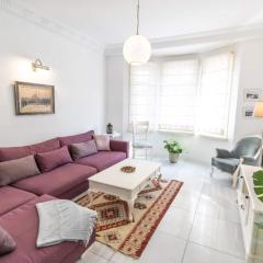 Cozy Getaway - Warmth and Comfort in the City