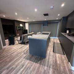 Family Home-Sleeps 12, garden, private driveway, 10 mins walk to tube station