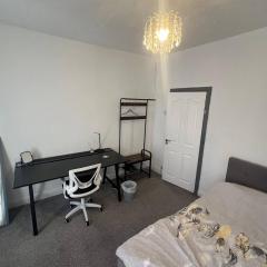 King Size Room To Stay in Salford-Samson PLAB