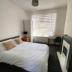 Modern room for short stay in Salford, PLAB Samson