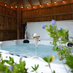 City to Country Retreat Luxury Cottage with Hot Tub