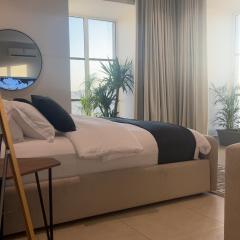 استيديو ملكي مع بلكونة موقف خاص مجانا