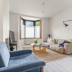 Cosy 2BR House with Garden & Parking