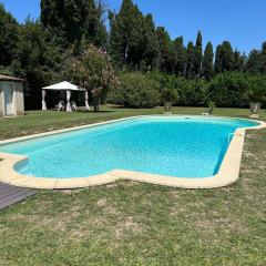 Studio tout confort avec terrasse et piscine, idéal pour un séjour relax