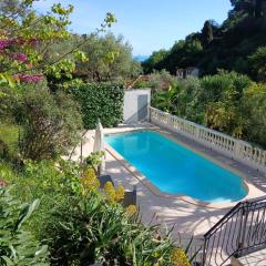 Rez de villa avec piscine