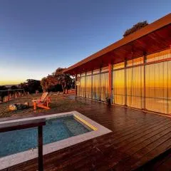 Vista espetacular, piscina e banheira no quarto!