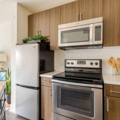 Lux in Cherry Creek, Free Parking, Heated Pool