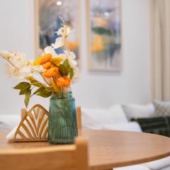 Elegant 1 BR Escape in Heart of CBR, w parking