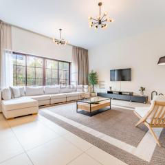 Spacious 4BR Plus Maids Villa, Near Avenue Mall, Cycle Park & Sports Complex - 15 Mins to Downtown Dubai, Nad Al Shiba Third by Deluxe Holiday Homes