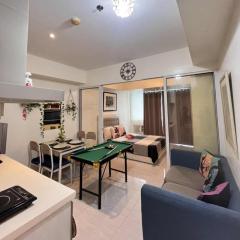 Azure Urban Resort with WIFI and Netflix