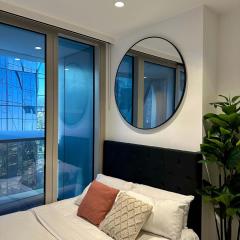 A Comfy Apt Next to Southern Cross