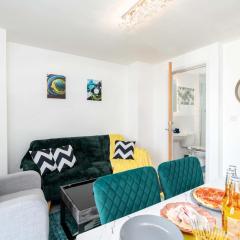 2BR 2BA Apartment Sleeps up to 5 With a Parking Bay