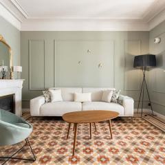 Spacious Stylish 4-bedroom Modernist Apartment