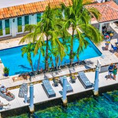 Waterfront Close to Beach Heated Pool Canal View Access Poinciana Key VlLLAS