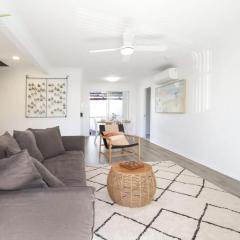 Aquamarine - modern & bright Huskisson townhouse