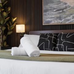 PFR Suites - Highland, 3BR 2BA Shadyside Condo, Penthouse Unit, 2 Decks, Off-Street Parking, 4th Floor Walkup