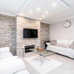 3-Bed Apartment - Sleeps up to 6 - Near City Centre - Free Parking