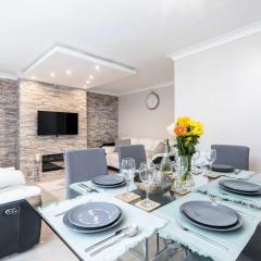 3-Bed Apartment - Sleeps up to 6 - Near City Centre - Free Parking