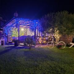 Захарова Оселя БАСЕЙН на території є Чан - Джакузі