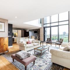 Private Penthouse Above the Crowds