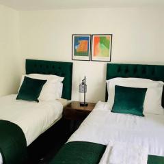 Elegant 2-Bedroom Penthouse, Guests 5, Perfect for Contractors, Secure Parking