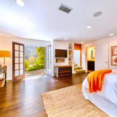 Hollywood Hills Spa Retreat Oasis with Tree Top Views, Private Jacuzzi Style Tub, Steam Room, Magical Half Acre Acre Garden and Patio, Free Parking for 2 cars, in LA's most Serene, Central Desirable Area
