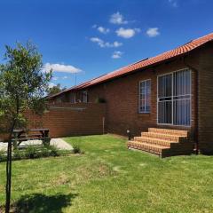 Lovely 2 Bedroom Townhouse with private garden