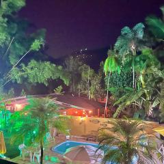 Chalé 400m Praia e Cachoeiras com Piscina Quente e Wifi