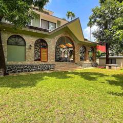 StayVista at Villa Harmony with Bonfire, Pool